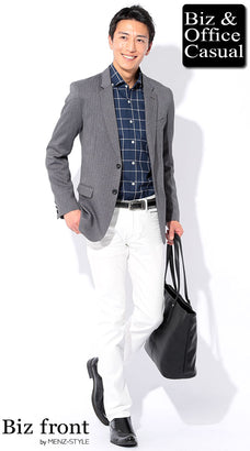 グレージャケットと白パンツのコーデ例