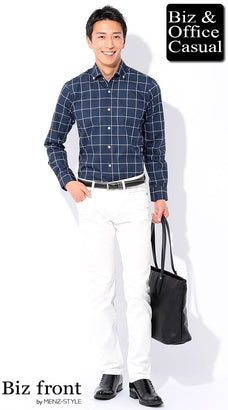 白パンツと紺・ネイビーシャツのコーデ例