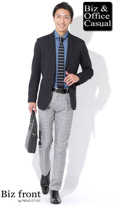 ネイビージャケットと水色シャツのコーデ例