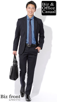 スーツと水色シャツのコーデ例