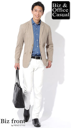 白パンツとジャケットのコーデ例