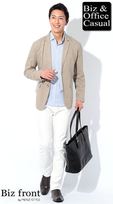 白パンツとジャケットのコーデ例