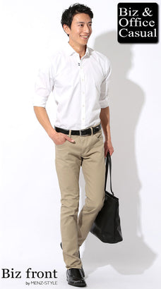 チノパンと白シャツのコーデ例