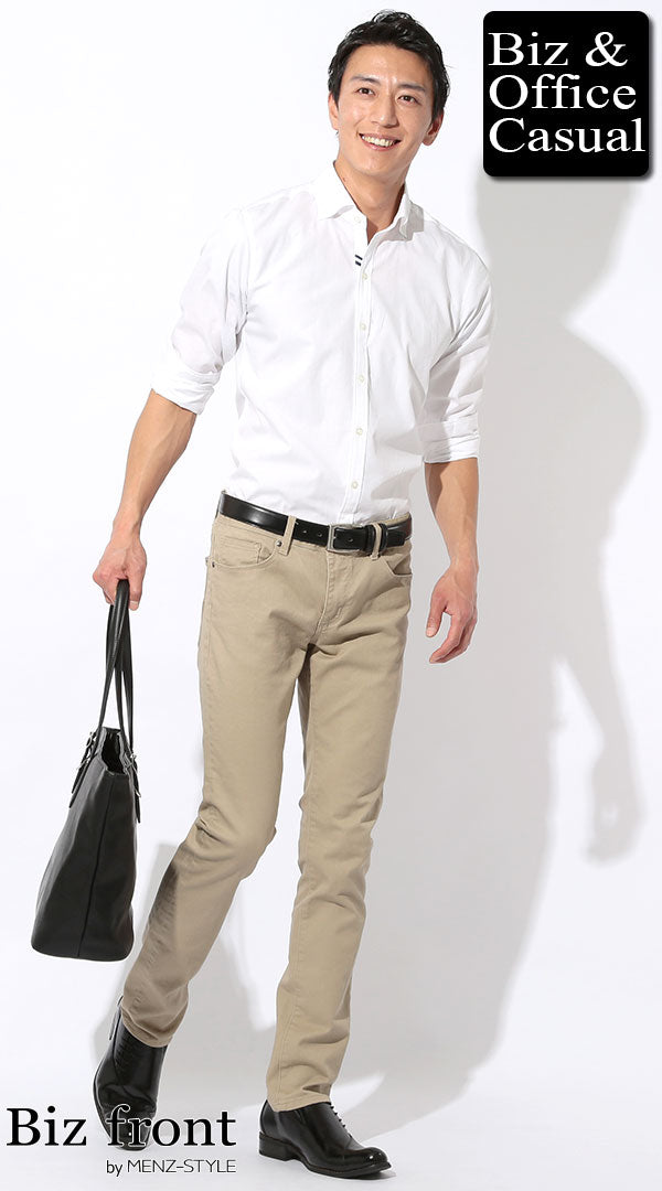 腕まくりした白シャツとベージュパンツを合わせた夏のビジネスカジュアルコーデ。抜け感を演出しつつ清潔感と品の良さを両立したスタイル。