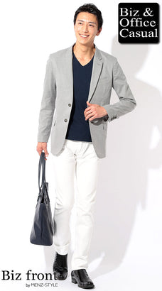 グレージャケットと白パンツのコーデ例