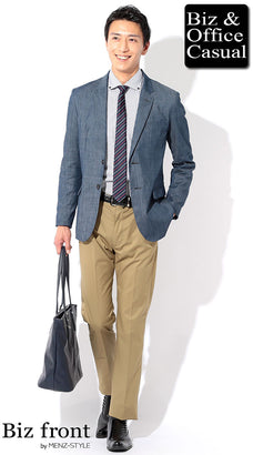 ネイビージャケットと水色シャツのコーデ例