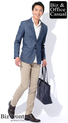 ネイビージャケットと白シャツのコーデ例