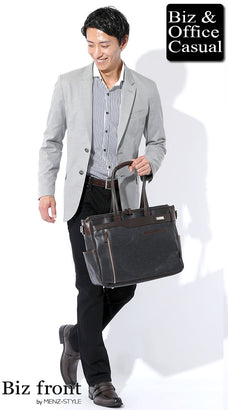 黒パンツとテーラードジャケットのコーデ例