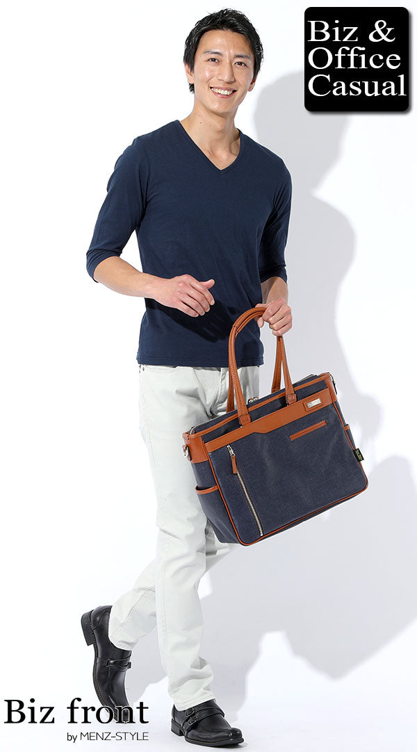 グレーのチノパンのメンズコーデ例