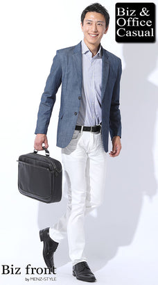 ネイビージャケットと白パンツのコーデ例