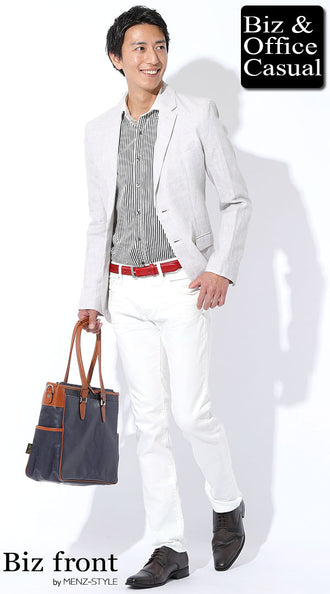 サックスシシャツに合うと白パンツ（タックイン）のコーデ例
