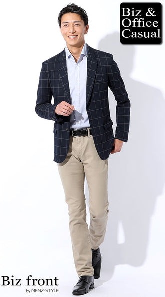 シャツに合うとベージュパンツ（タックイン）のコーデ例