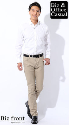 ベージュのチノパンのメンズコーデ例