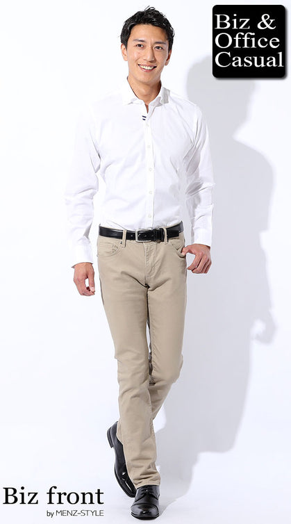 スマートカジュアル 男性 ジャケットなし 夏 白シャツ×ベージュチノパン コーデ 清潔感 涼しげ 大人 きれいめ