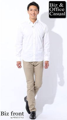 チノパンと白シャツのコーデ例