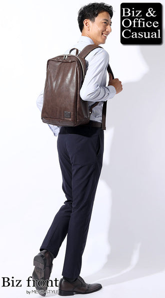 シャツとリュックのコーデ例