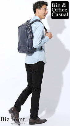 水色シャツに合う黒パンツのコーデ例