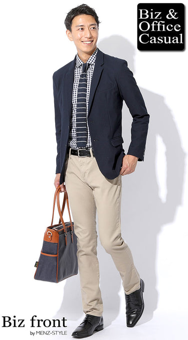 ネイビージャケット✕ベージュパンツコーデ例