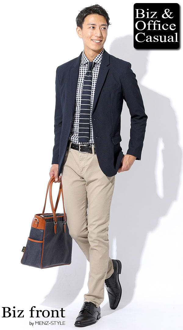 メンズにおすすめの防シワネイビージャケットとベージュパンツのビジネスカジュアルコーデ