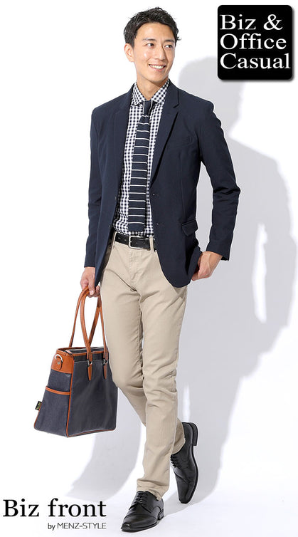 秋のビジネスカジュアルに最適なギンガムチェックシャツとベージュパンツの抜け感ジャケットコーデ