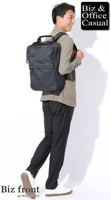 ベージュジャケット×黒ストライプアンクルパンツ×黒リュック