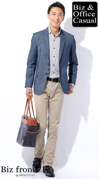 シャツに合うとベージュパンツ（タックイン）のコーデ例