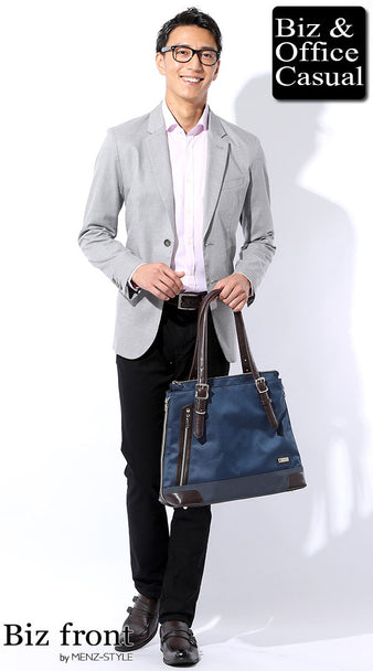 ピンクシャツ×テーラードジャケット×黒スラックスパンツのビジカジコーディネート画像