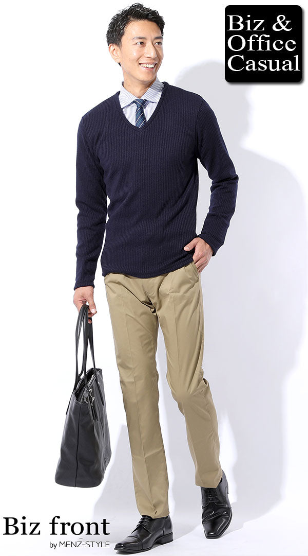 ニットセーターと春シャツのコーディネート例