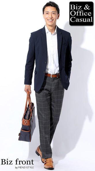 白シャツとネイビージャケットのコーデ例