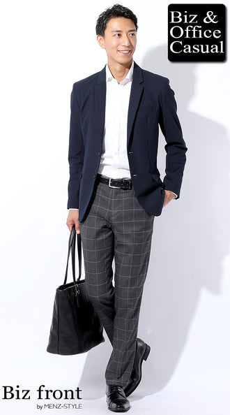 白シャツとネイビージャケットのコーデ例