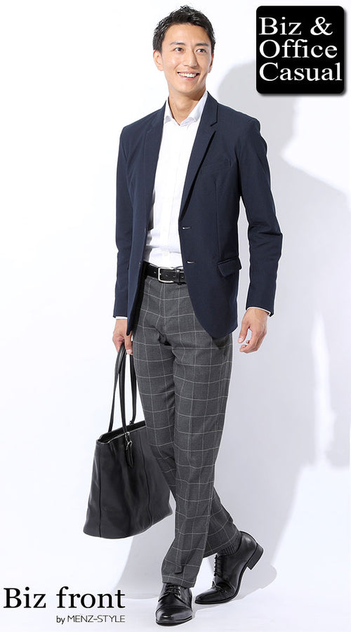 ネイビージャケットと白シャツ、グレーのチェック柄スラックスを合わせた上品なビジネスカジュアルコーデ