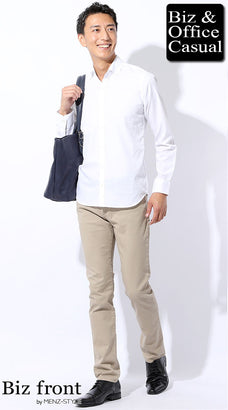 チノパンと白シャツのコーデ例