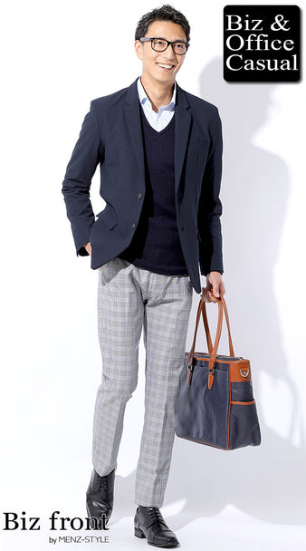 メンズにおすすめのネイビーセーターとテーラードジャケットを使ったビジネスカジュアルコーディネート例