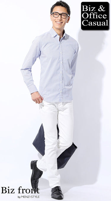 水色の服×白パンツコーデ例