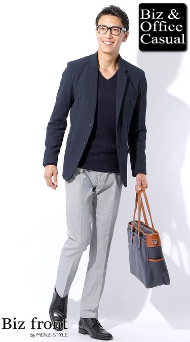 ネイビージャケット×Vネックニットのコーデ