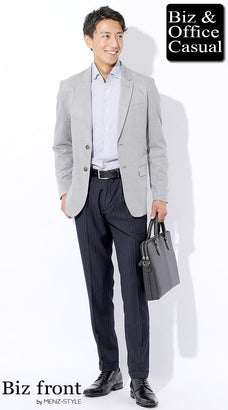 グレージャケットと水色シャツのコーデ例