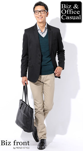 シャツと黒ジャケットのコーデ例