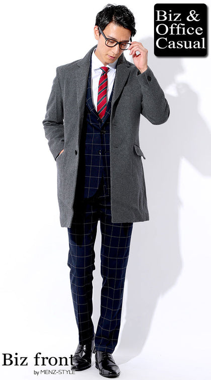 グレーチェスターコートをネイビースーツに合わせた40代男性の落ち着きあるコーデ