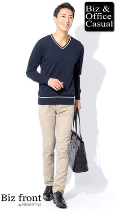 ベージュのチノパンのメンズコーデ例