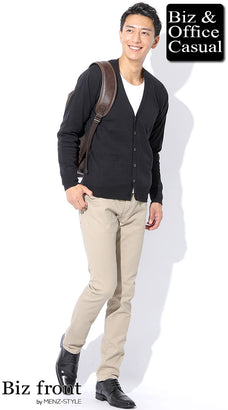 ベージュのチノパンのメンズコーデ例