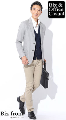 グレージャケットと白シャツのコーデ例