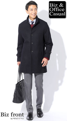 ネイビーのスタンドカラーコートのスーツ・ビジネスコーデ例