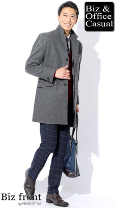グレーのスタンドカラーコートのスーツ・ビジネスコーデ例