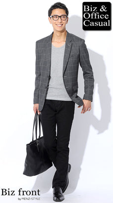 グレージャケットとTシャツのコーディネート例