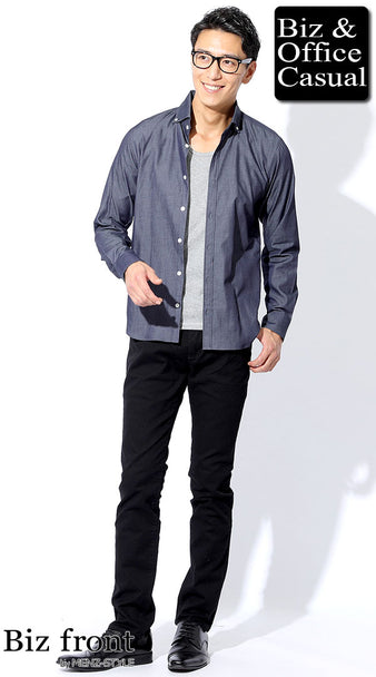 メンズにおすすめの濃色デニムシャツと黒スラックスを使った秋のシックな着こなし