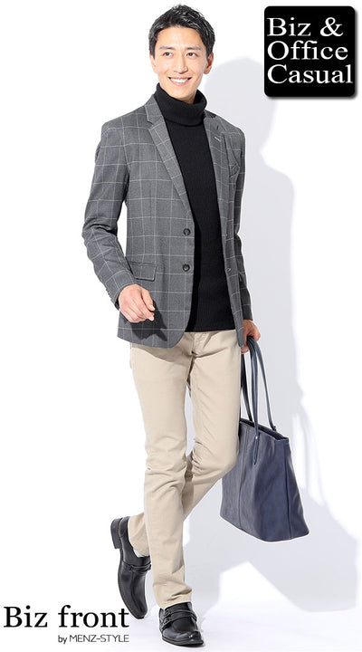 黒タートル×グレージャケット×ベージュパンツの温かみのあるビジネスカラーコーデ