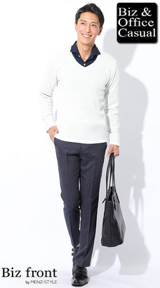 ホワイトVネックリブニット×ネイビースラックスの大人カジュアルビジネスコーデ例