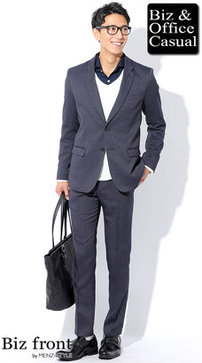 ホワイトVネックリブニット×ネイビースーツの上級ビジネスカジュアルコーデ例