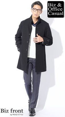 黒のスタンドカラーコートのカジュアルコーデ例