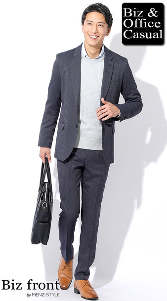 ネイビーセットアップにライトグレーのニットとサックスブルーのシャツを合わせたビジネスコーディネート